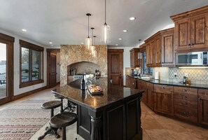 House, 5 Bedrooms | Private kitchen | Oven, coffee/tea maker, toaster