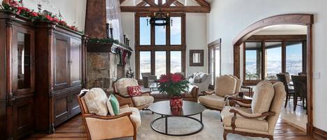 House, 5 Bedrooms | Living area