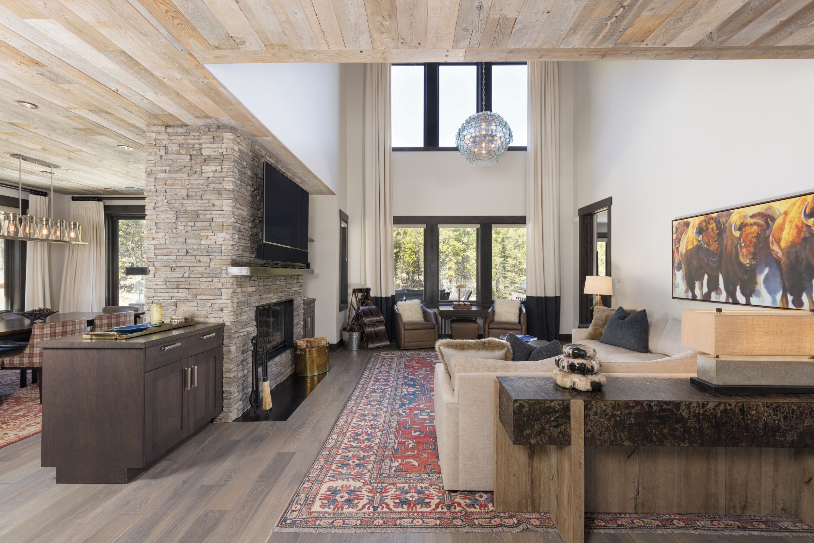 Een smart-tv, een open haard en een stereo