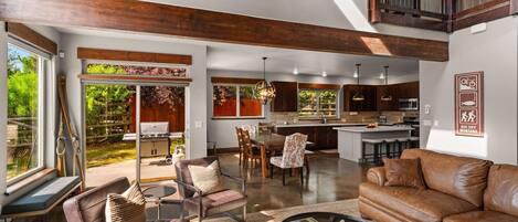 TV connectée, cheminée, livres