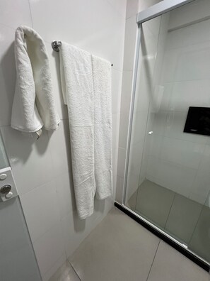 Premium Apartment, Beach View | Bathroom | Soap, toilet paper - Catamarã Pé da Areia (Angra dos Reis)