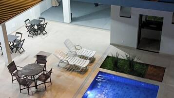 Fachada da propriedade à noite