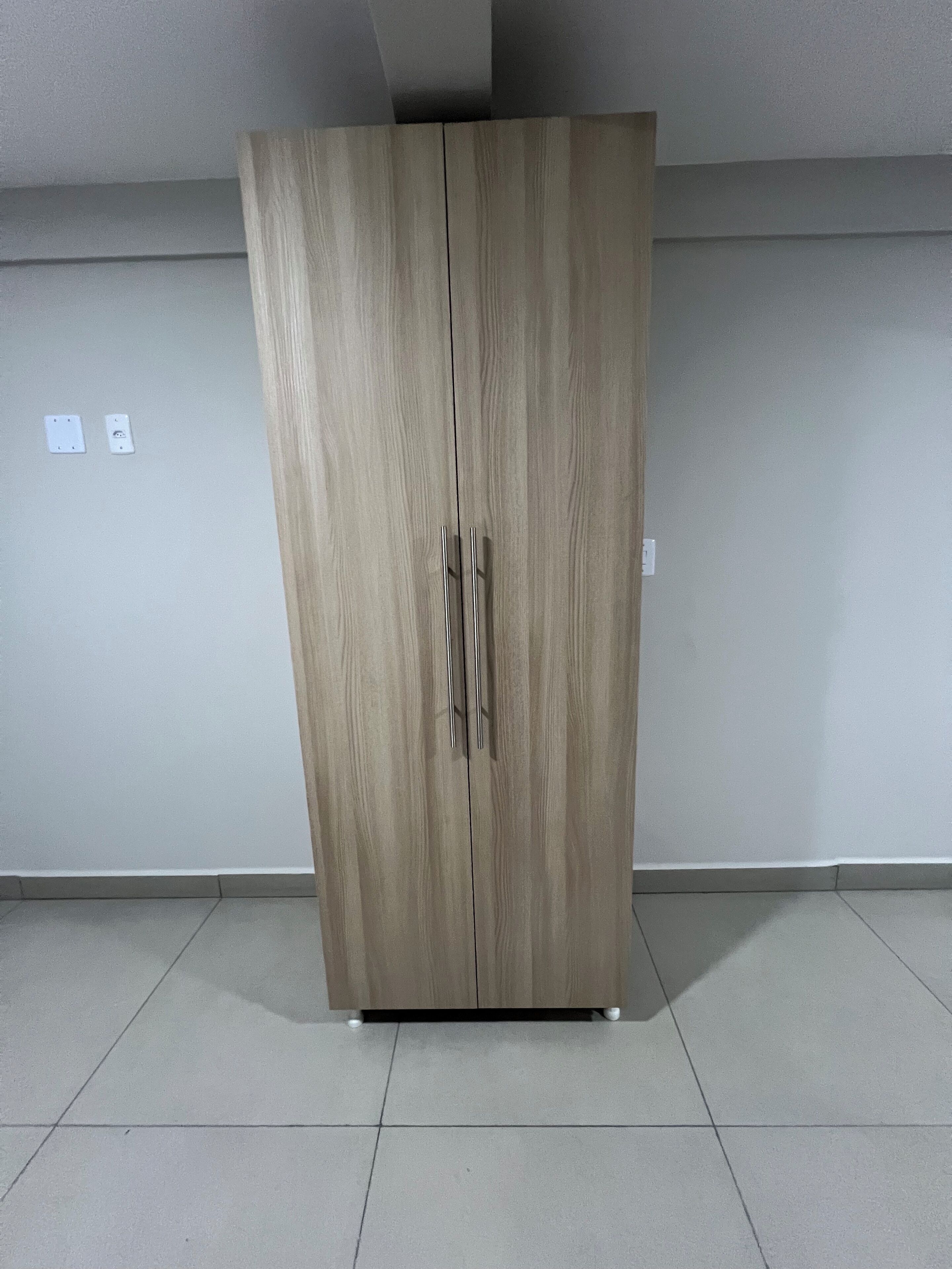 Un armario con dos puertas y un tirador en el centro.