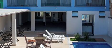 Una piscina al aire libre