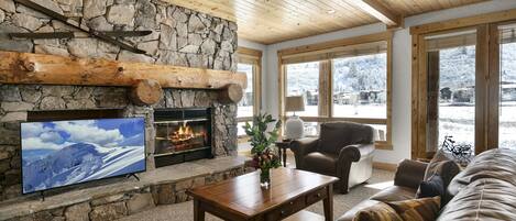 Condo, 3 Bedrooms | Living area