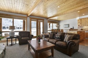 콘도, 침실 3개 | 거실 공간 | 스마트 TV