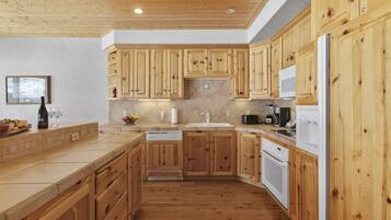 Condo, 3 Bedrooms | Private kitchen | Fridge, oven, coffee/tea maker, toaster