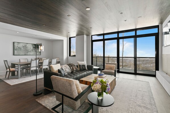 コンドミニアム 3 ベッドルーム | リビング エリア | スマートテレビ