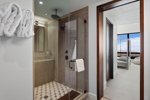 Condo, 3 habitaciones | Baño | Toallas y shampoo 