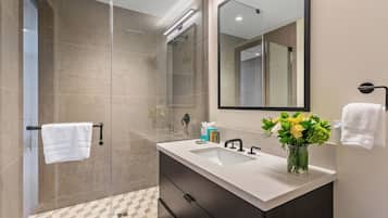 Estudio | Baño | Toallas y shampoo