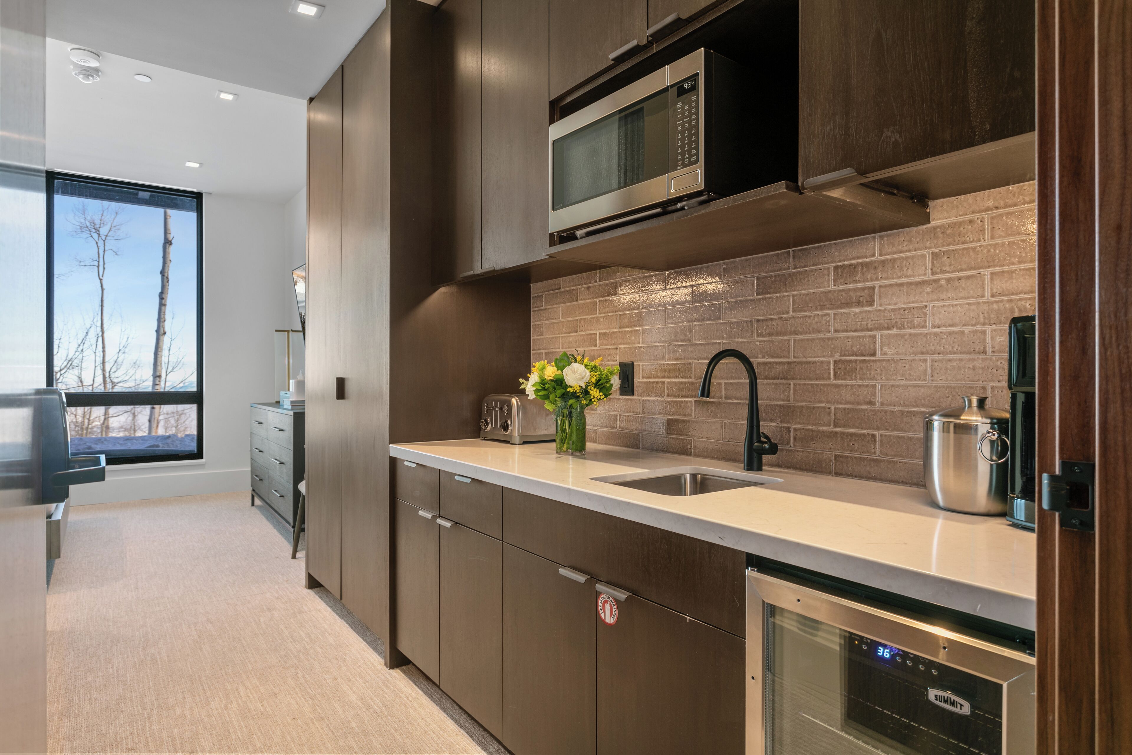 Refrigerador, cafetera/tetera, tostadora