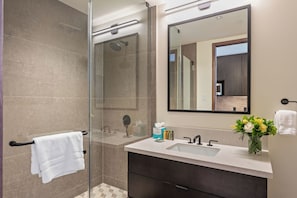 Studio | Bathroom | Towels, shampoo