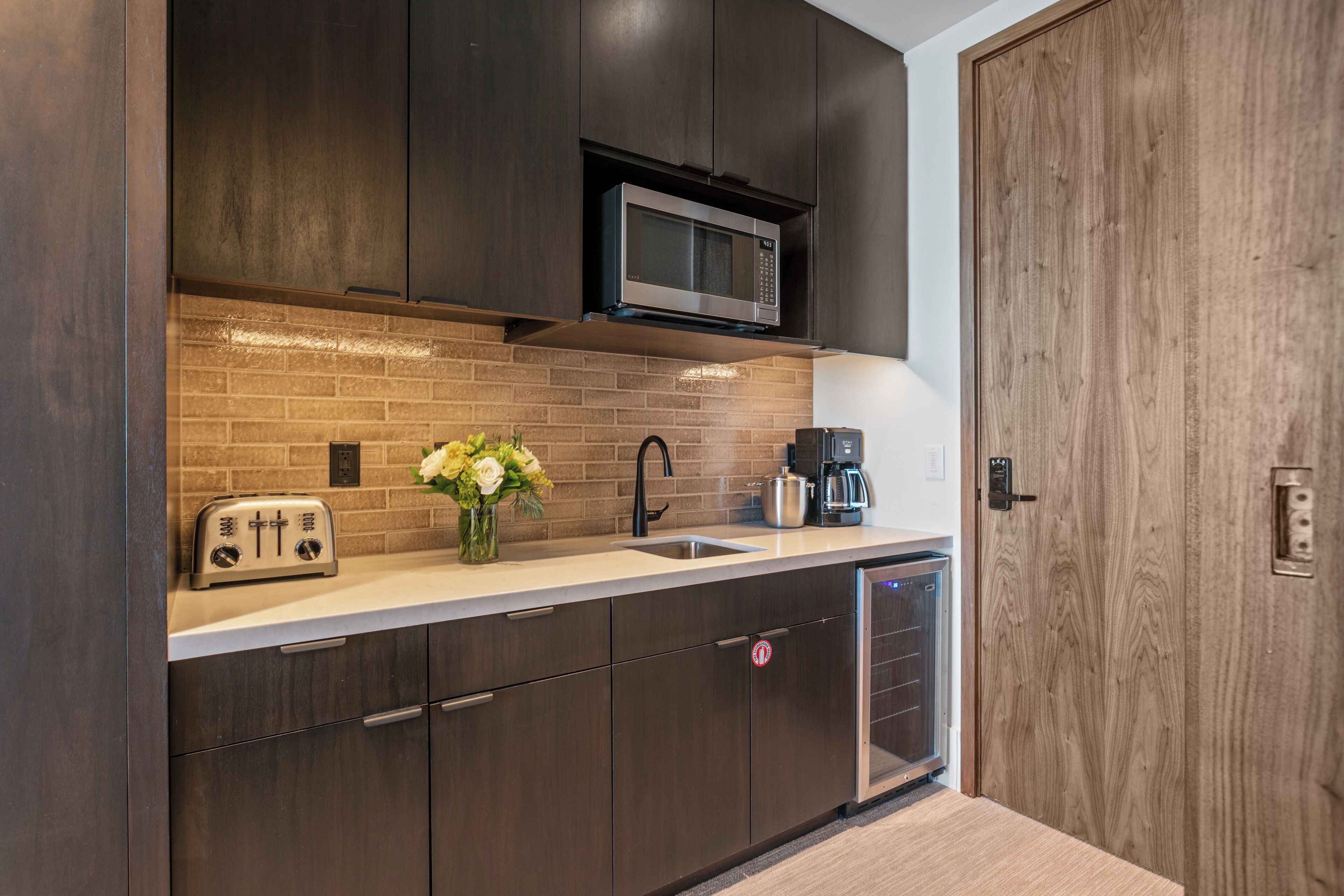 Refrigerador, cafetera/tetera, tostadora