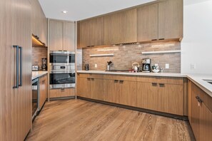 Refrigerador, horno, cafetera/tetera, tostadora