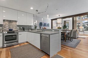 Condo, 2 Bedrooms | Private kitchen