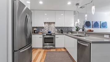 Lejlighed - 2 soveværelser | Privat køkken | Køleskab, kaffe-/temaskine, brødrister