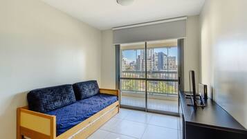 Eenvoudig appartement | Woonruimte | Een 32-inch smart-tv met digitale zenders