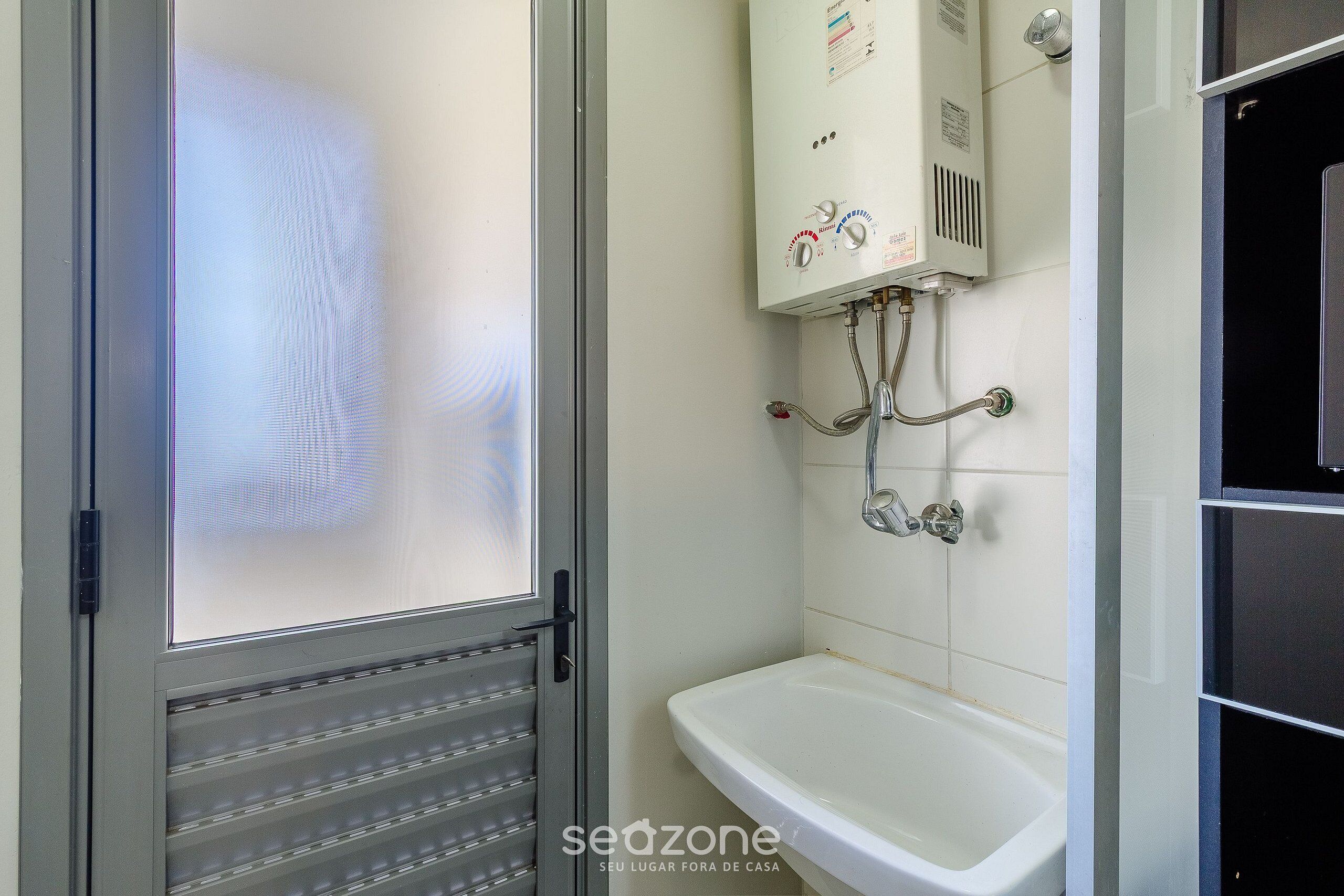 Basic Apartment | Bathroom | Shower