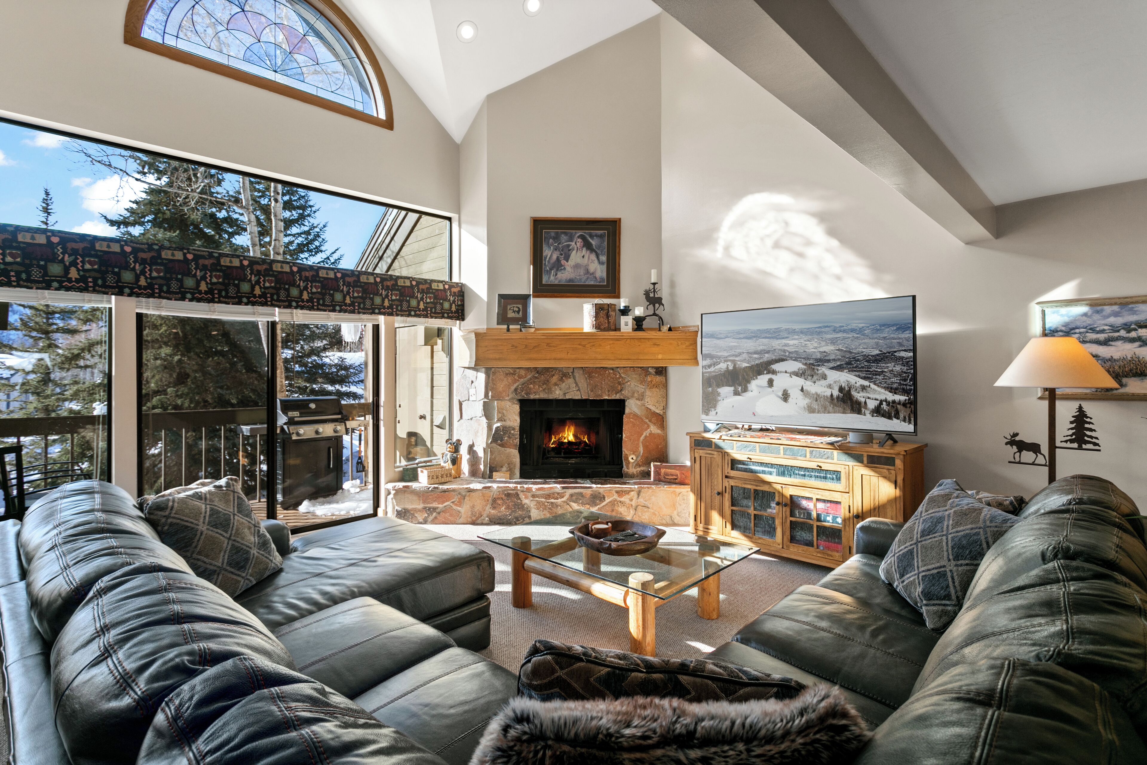 Condo, 4 habitaciones | Área de sala de estar | Smart TV 