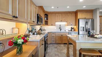 Condo, 4 phòng ngủ | Bếp riêng | Tủ lạnh, lò nướng, dụng cụ pha cà phê/trà, lò nướng bánh mì