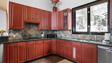 Casa, 5 quartos | Cozinha privada | Geladeira, fogão, cafeteira/chaleira