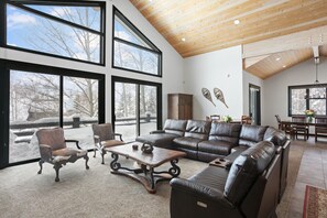 Casa, 5 habitaciones | Área de sala de estar | Smart TV 