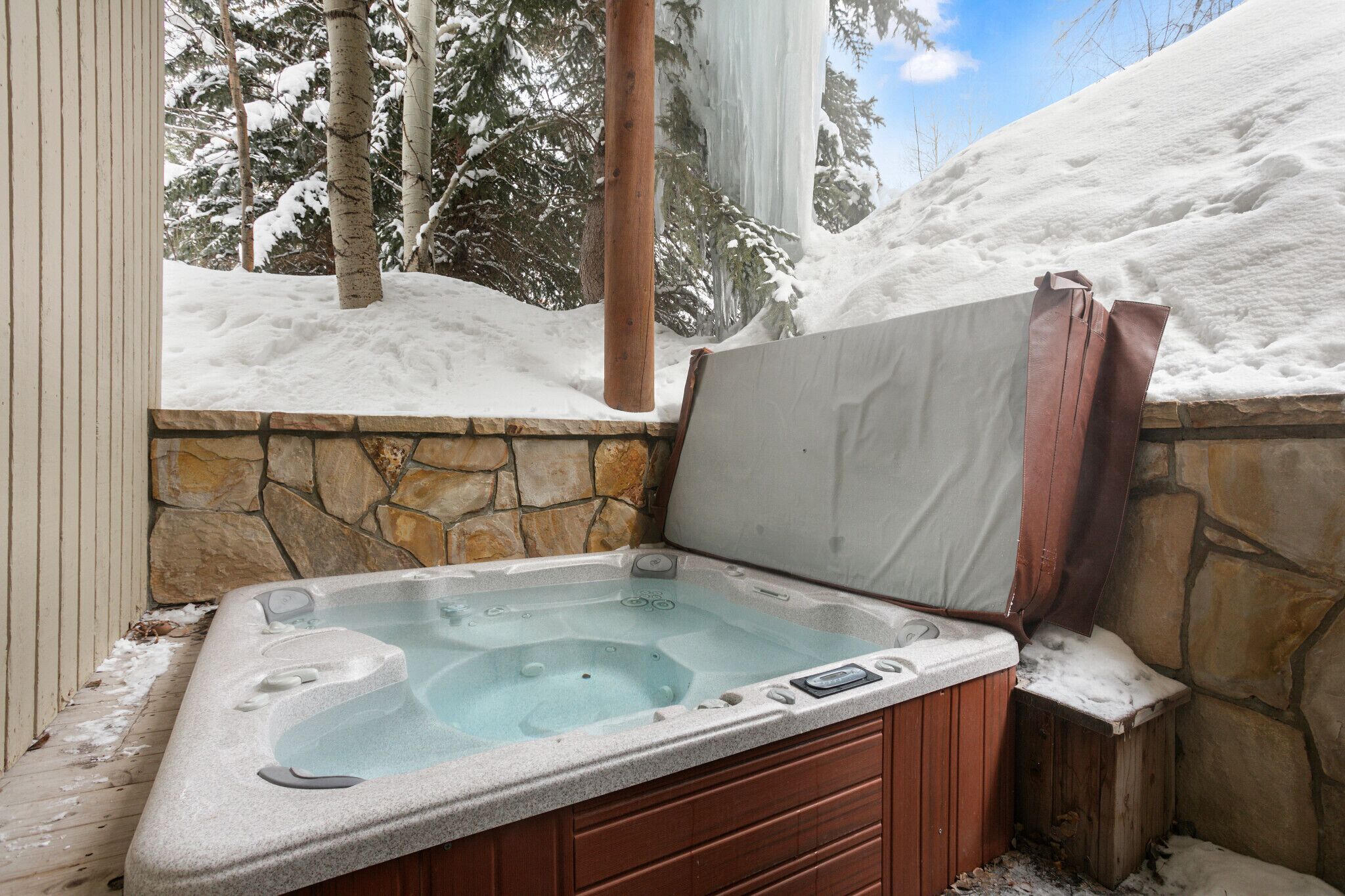 House, 5 Bedrooms | Outdoor spa tub