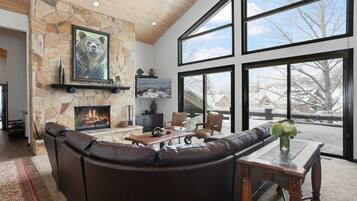 House, 5 Bedrooms | Living area | Smart TV