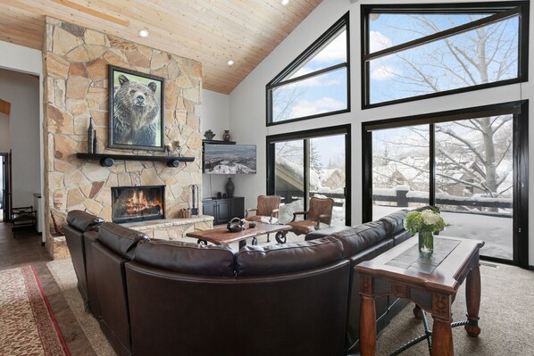 Casa, 5 habitaciones | Área de sala de estar | Smart TV 