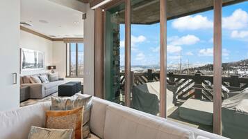 Appart'hôtel, 3 chambres | Coin séjour | TV connectée