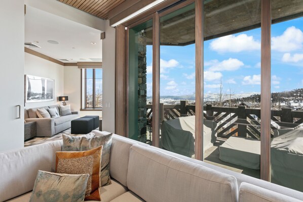 Condo, 3 Bedrooms | Ruang tamu | TV Pintar 