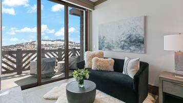 Apartamento, 3 habitaciones | Zona de estar | Una Smart TV