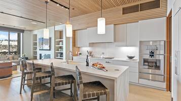 Condo, 3 quartos | Cozinha privada | Geladeira, fogão, cafeteira/chaleira, torradeira