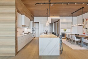 Condo, 3 Bedrooms | Dapur peribadi | Peti sejuk, ketuhar, pembancuh kopi/teh, pembakar roti 