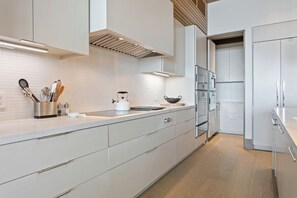 Condo, 3 Bedrooms | Dapur peribadi | Peti sejuk, ketuhar, pembancuh kopi/teh, pembakar roti 