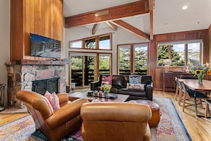 شقة - غرفتا نوم | منطقة المعيشة | تلفزيون ذكي