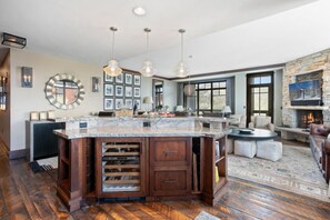 Condo, 3 Bedrooms | Interior