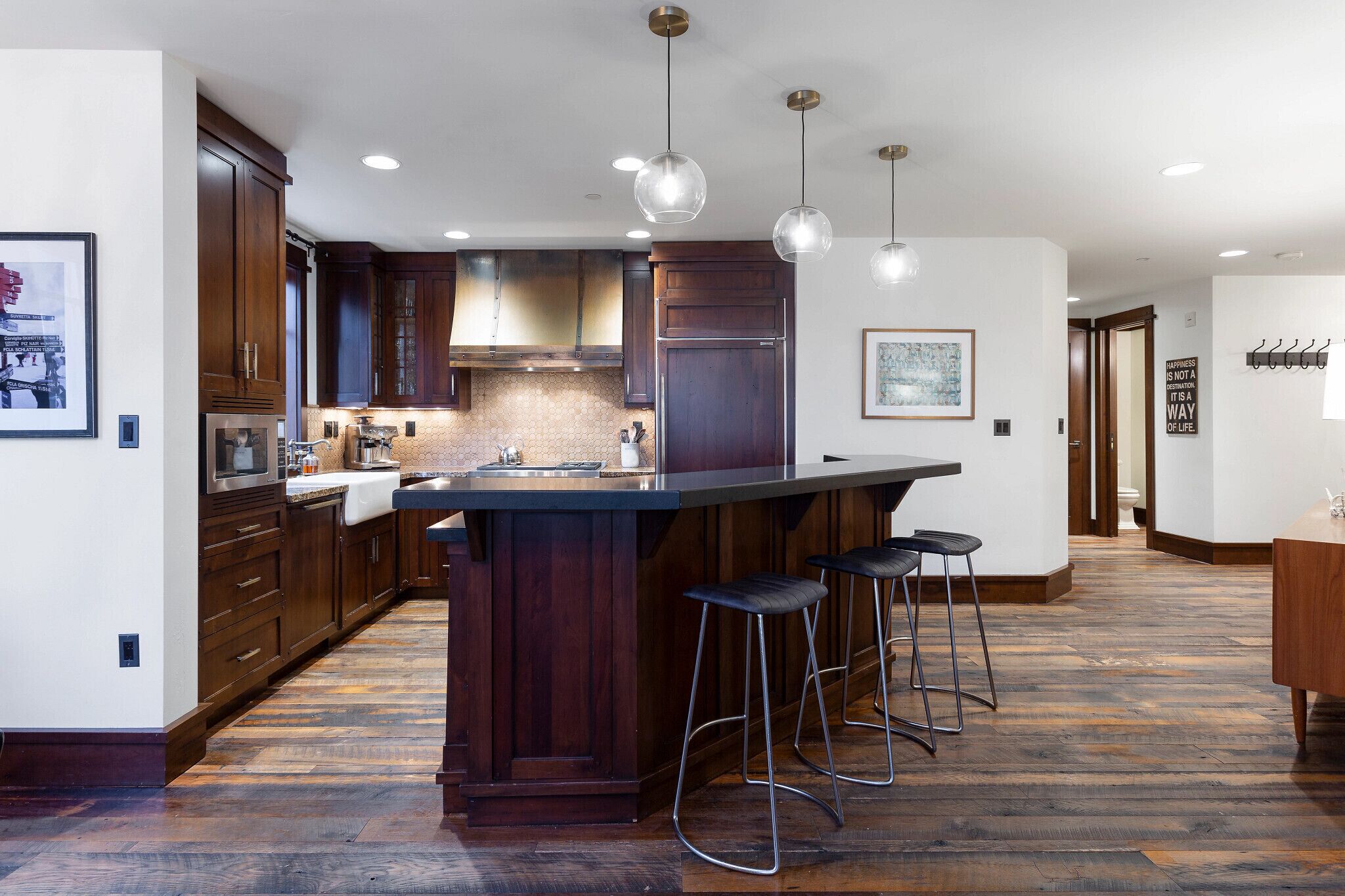 Refrigerador, horno, cafetera/tetera, tostadora