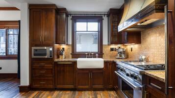 Apartment, 2 Schlafzimmer | Eigene Küche | Kühlschrank, Ofen, Wasserkocher mit Kaffee-/Teezubehör, Toaster