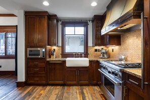 شقة - غرفتا نوم | مطبخ خاص | ثلاجة، فرن، ماكينة لصنع القهوة/الشاي، محمصة خبز