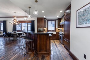 شقة - غرفتا نوم | مطبخ خاص | ثلاجة، فرن، ماكينة لصنع القهوة/الشا�ي، محمصة خبز