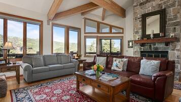 Condo, 2 Bedrooms | Ruang tamu | TV Pintar