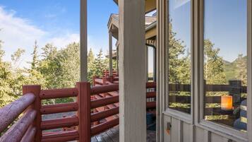 Condo, 2 Bedrooms | Property grounds