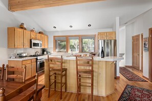 Condo, 2 habitaciones | Cocina privada | Horno, cafetera y tetera y tostadora