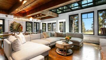 Condo, 4 Bedrooms | Living area | Smart TV