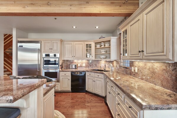 Condo, 4 Bedrooms | Private kitchen