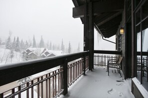 Condo, 2 Bedrooms | Property grounds