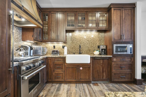 Condo, 2 Bedrooms | Private kitchen | Fridge, oven, coffee/tea maker, toaster