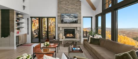 Condo, 5 Bedrooms | Living area