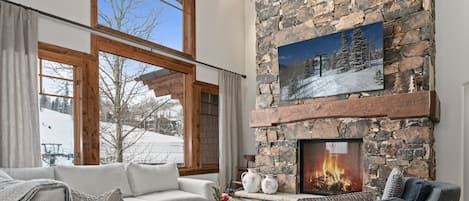 Appart'hôtel, 4 chambres | Coin séjour | TV connectée